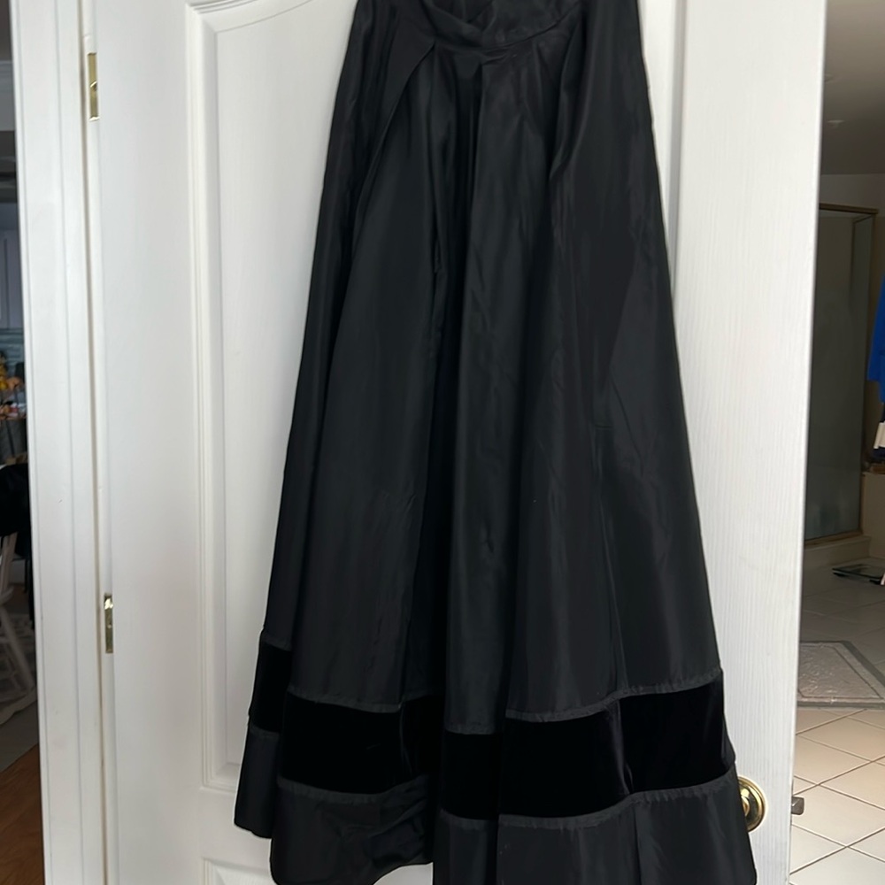 Kind black acetate skirt trimmed in velvet